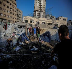 غزة - مواطنون يتفقدون الدمار جراء القصف الإسرائيلي لخيام النازحين في مدينة غزة