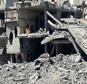 - مواطنون يتفقدون الدمار في حي الأمل بخان يونس جنوب قطاع غزة