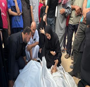 غزة - وداع وتشييع عدد من الشهداء من بينهم اطفال في مستشفى ناصر بخان يونس جنوب قطاع غزة