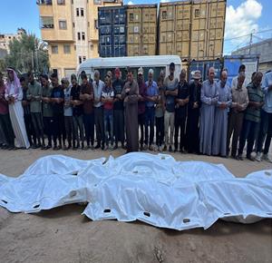 غزة - وداع وتشييع عدد من الشهداء في مستشفى العودة بعد قصف الاحتلال منزلا بمخيم النصيرات وسط قطاع غزة
