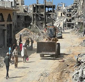 غزة - مواطنون يتفقدون منازلهم وجرافات تعمل على فتح الشوارع في خان يونس بعد انسحاب قوات الاحتلال الاسرائيلي