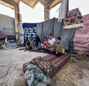 غزة - نازحون يقيمون داخل مساجد مهدّمة في شمال مخيم النصيرات وسط قطاع غزة، بعد أن تحولت إلى مأوى مؤقت للعائلات التي فقدت منازلها خلال الحرب