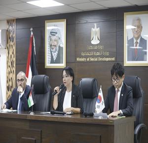 رام الله - متحدثون في وزارة التنمية الاجتماعية خلال مؤتمر إطلاق الدعم الإنساني المقدم من حكومة جمهورية كوريا الى قطاع غزة